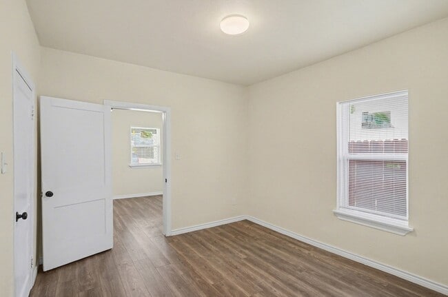 Building Photo - 4805 Belmont Ave