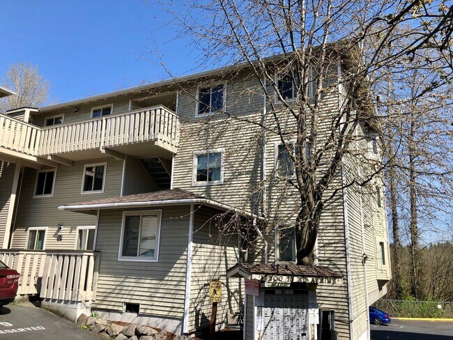 Building Photo - 2 Bedroom 2 Bath Condo Overlooking a Green...