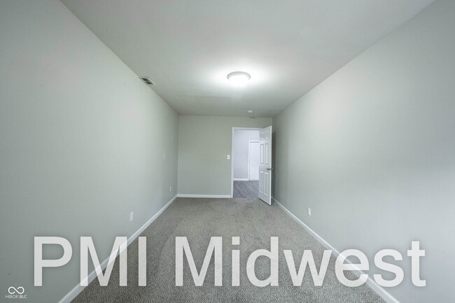 Building Photo - 925 N Sheffield Ave