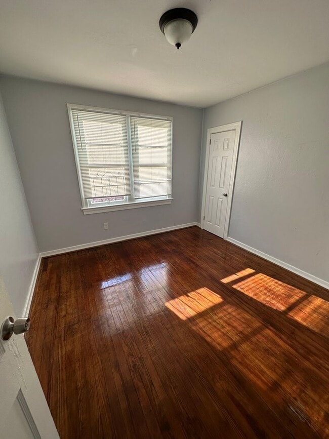 Building Photo - Fully Renovated 3/2 Available for Immediat...