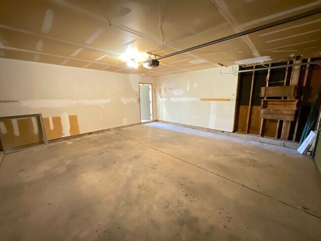 Building Photo - 4 Bedroom Home Available Near E Cheyenne M...