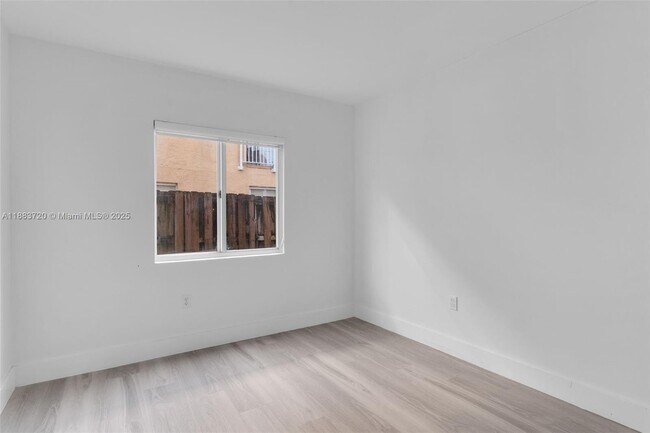 Building Photo - 6235 SW Kendale Lakes Cir