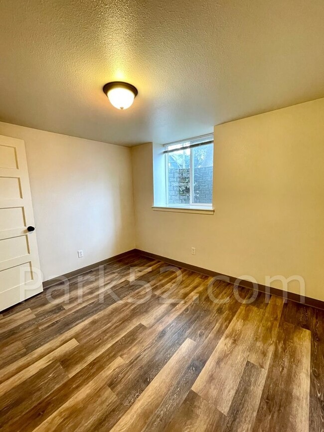 Building Photo - 401 N M St