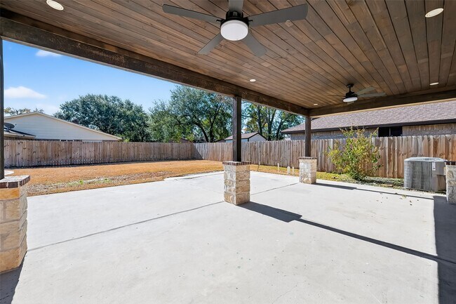 Building Photo - 17634 Huntersglen Cir