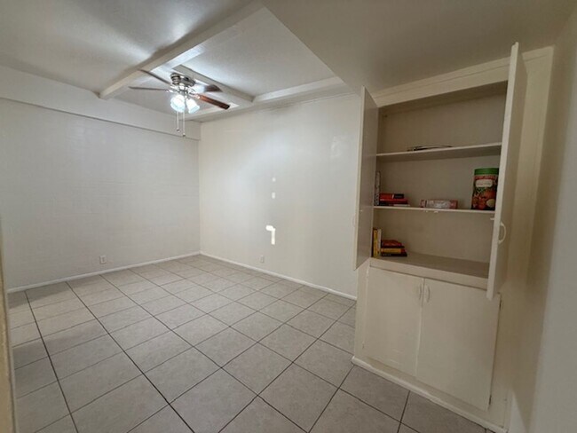Building Photo - Freshly Updated 2 Bed / 1 Bath Apartment in Glendale!