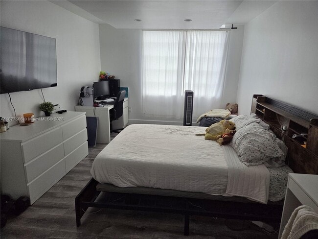 Building Photo - 9320 Fontainebleau Blvd