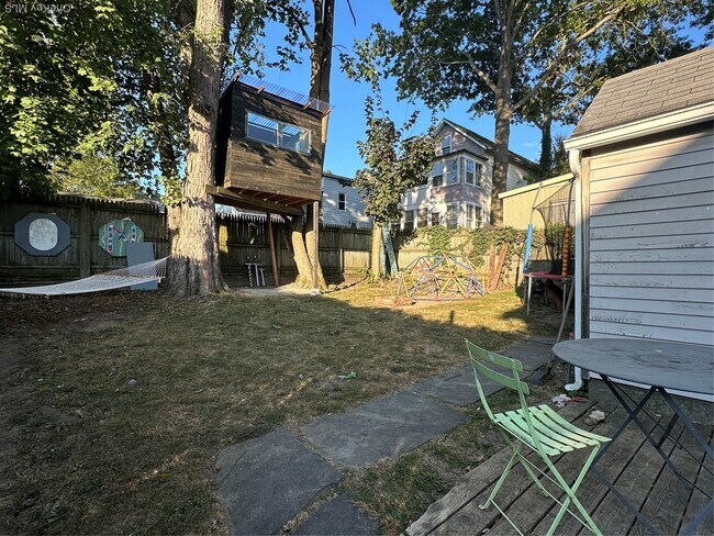 Building Photo - 369 Verplanck Ave