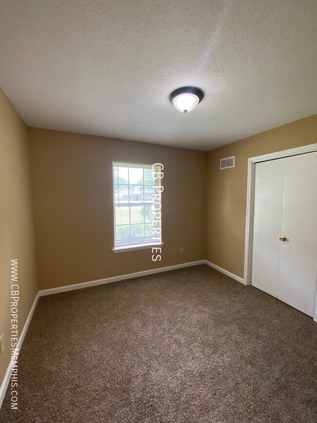 Building Photo - 3 Bed and 1.5 Bath Home