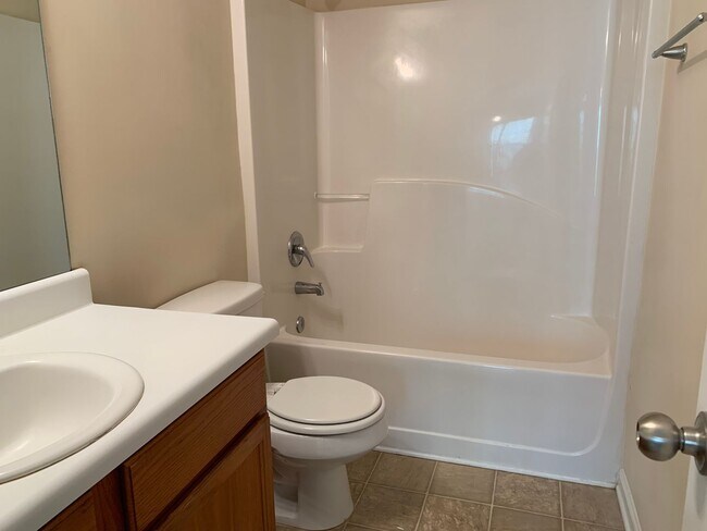 Building Photo - BRIDGEWATER HOME! PRE-LEASING FOR AUGUST 1 2026! 1/2 Off Deposit!