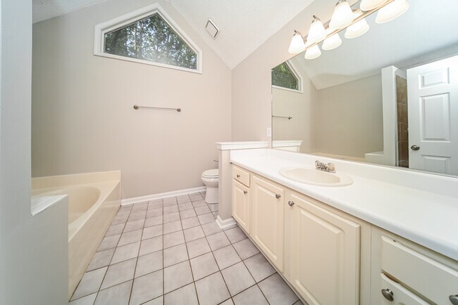 Building Photo - Fantastic 3bd/2ba home! Let yourself in!