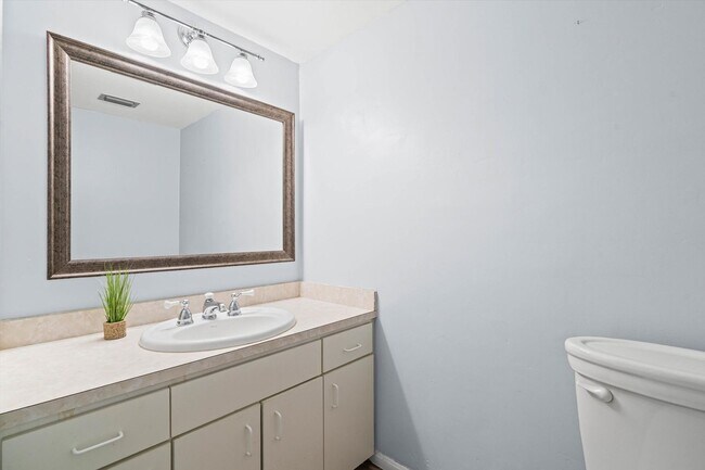 Building Photo - Five Bedroom in Country Club Woods