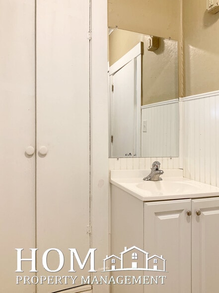 Building Photo - 725 N 6th St