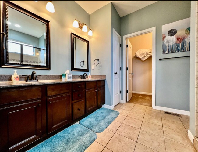 Building Photo - Spacious 4 Bedroom with Gameroom