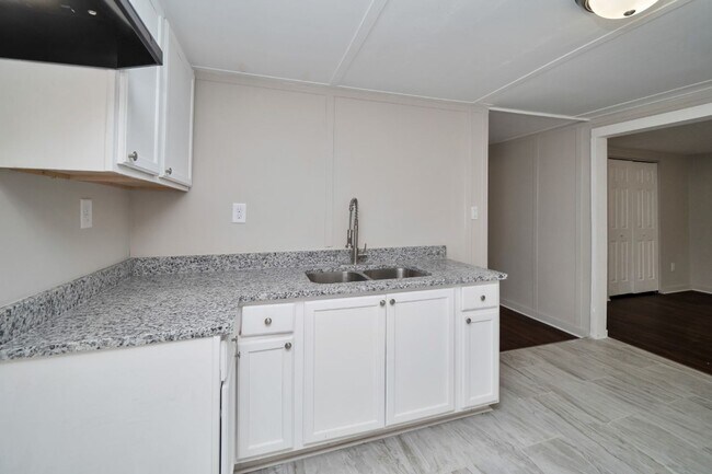 Building Photo - ? Adorable Bungalow Home in Highly Desirab...
