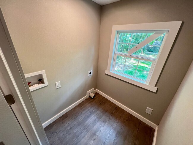 Building Photo - Newly Renovated 2 Bed, 2 Bath Duplex – Pet Friendly!