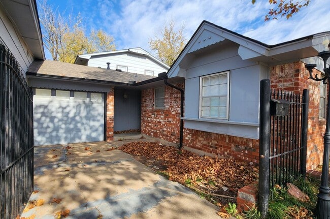 Building Photo - 5 bedroom 2.5 bath - Accepting Housing Vouchers