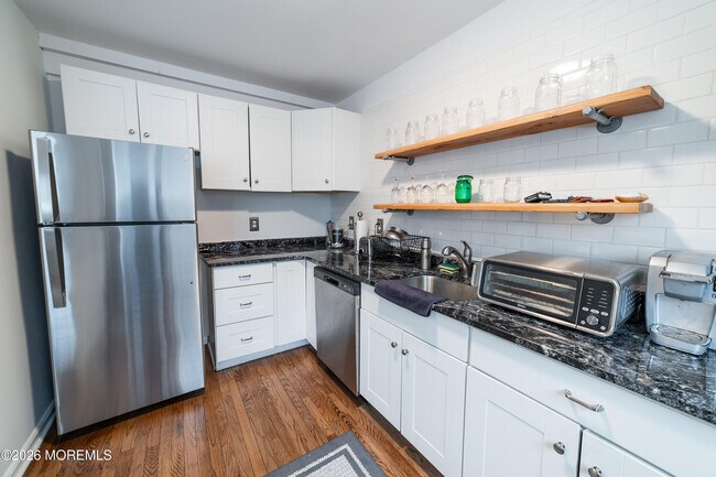 Building Photo - 293 Spring St