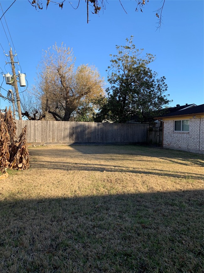 Building Photo - 12418 South Dr