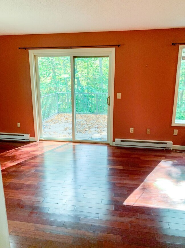 Building Photo - 3 Bedroom Condo Available for Aug. 1st