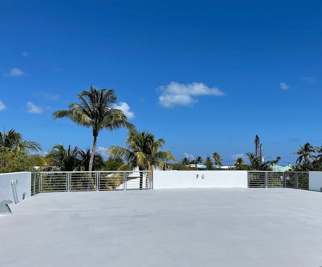 Building Photo - 229 W Seaview Cir