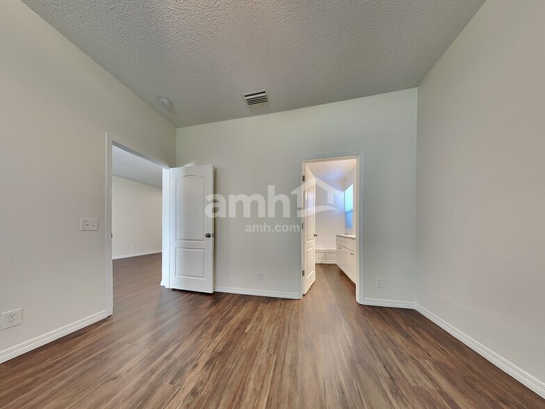 Building Photo - 12727 Westwood Lakes Blvd