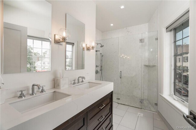 Building Photo - 100 Main St