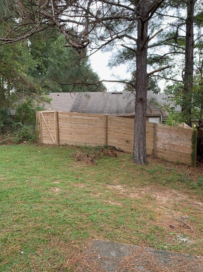 Building Photo - Spectacular Freshly Renovated 2 Bedroom 2 ...