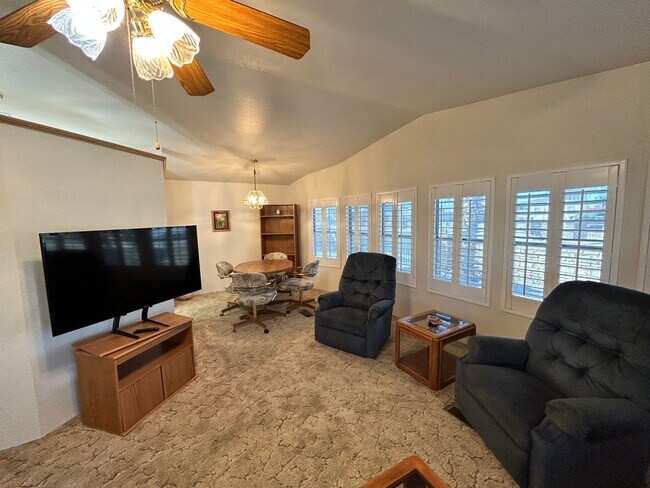 Building Photo - Charming 2-Bedroom 2-Bathroom Furnished Ma...