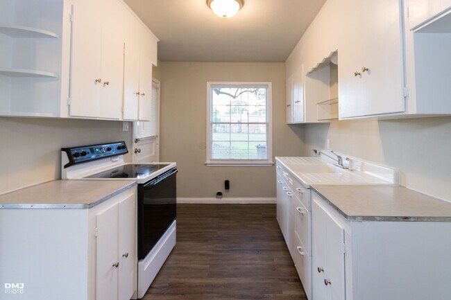 Building Photo - Broadway 2556-2558