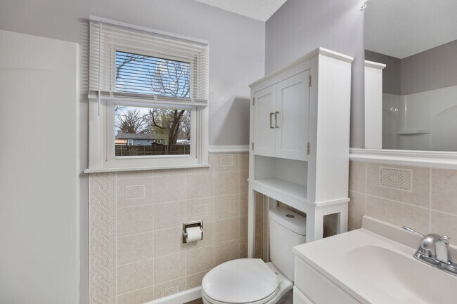 Building Photo - Move in ready - 2 Bed 1 Bath In Quiet Neig...
