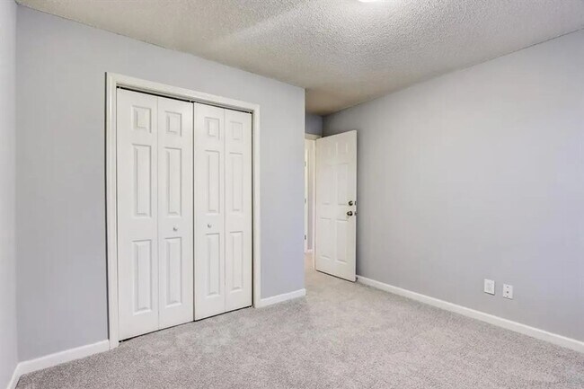 Building Photo - 74 Flanders Ct