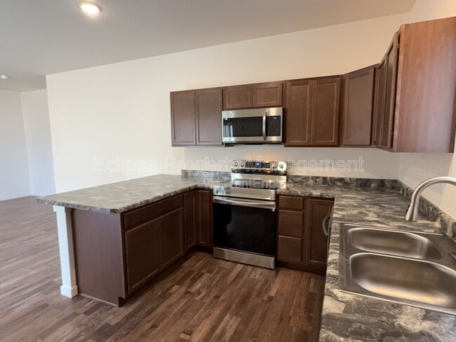 Building Photo - 250 Sasha St