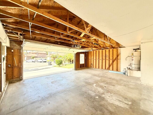 Building Photo - 4 Bedroom 3 Bathroom Cul-de-sac Home with Huge Backyard