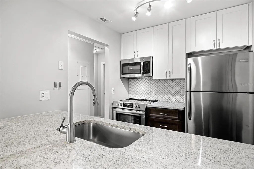 Building Photo - 304 S Habana Ave