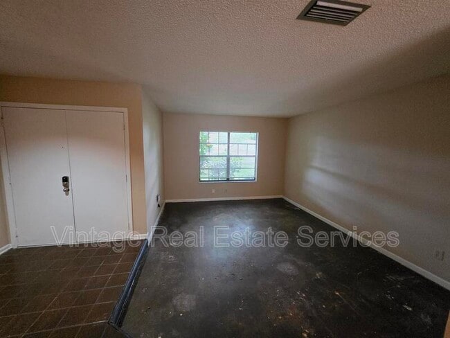 Building Photo - 4604 Landscape Dr