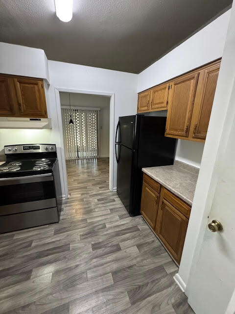 Building Photo - 6 Whispering