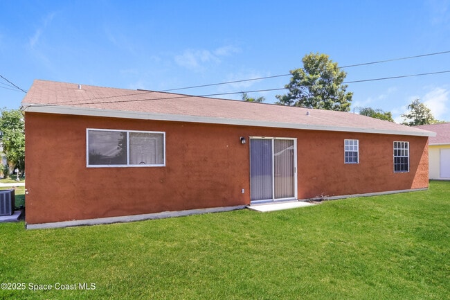 Building Photo - 2250 SE Baron St