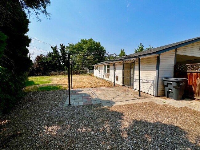 Building Photo - 3702 Parkway Ln