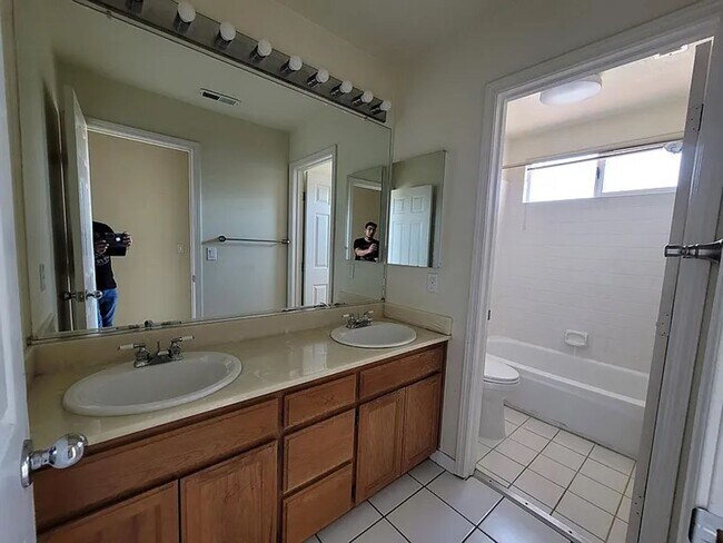 Building Photo - Spacious 4 Bed 3 Bath Home with a Pool!