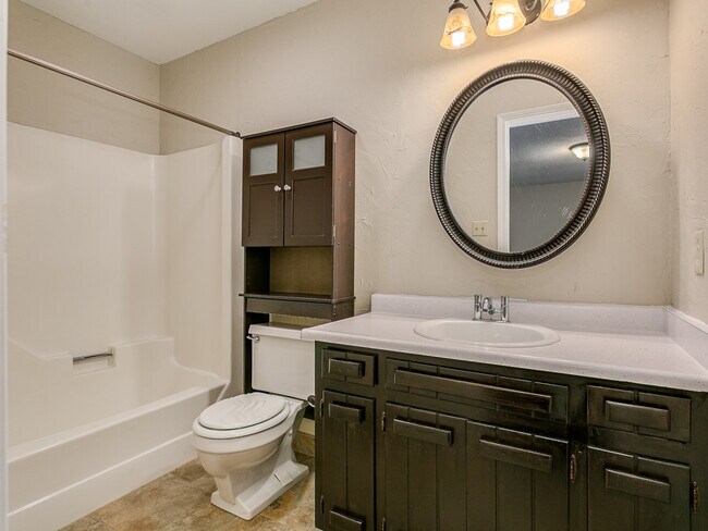 Building Photo - Spacious 3-Bed Home in District 6 with Pri...