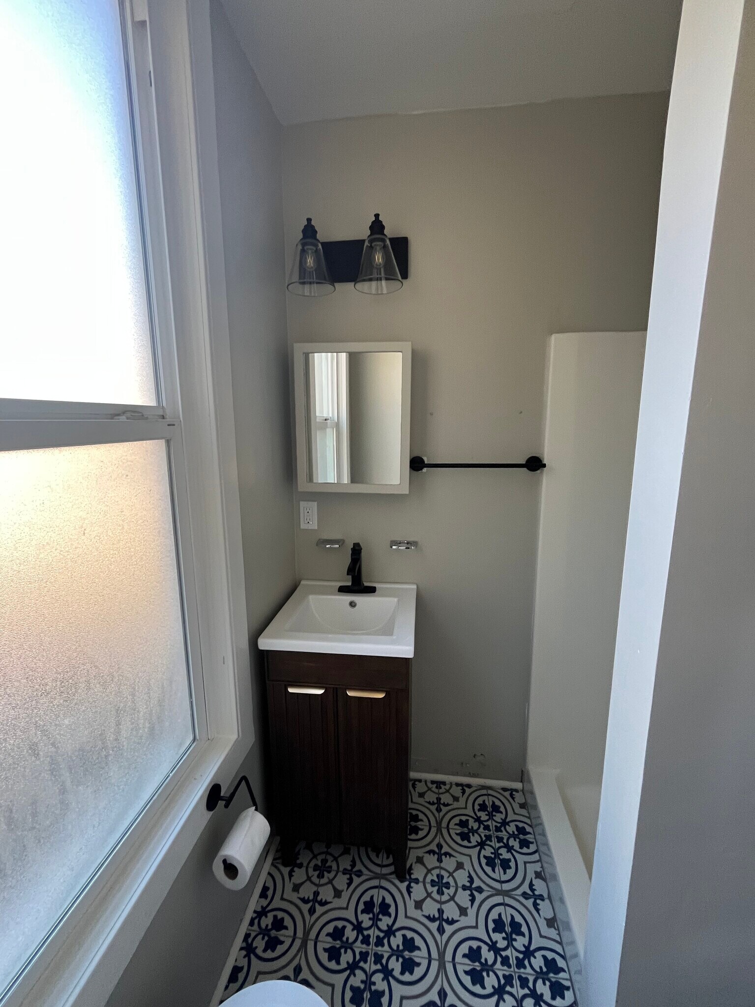 Building Photo - 663 Tupper St