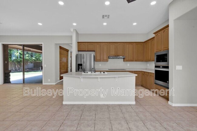 Building Photo - 1550 N Robin Ln