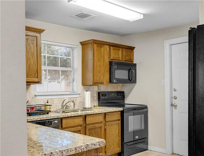 Building Photo - LOCATION!! LOCATION!! Walking Distance to ...