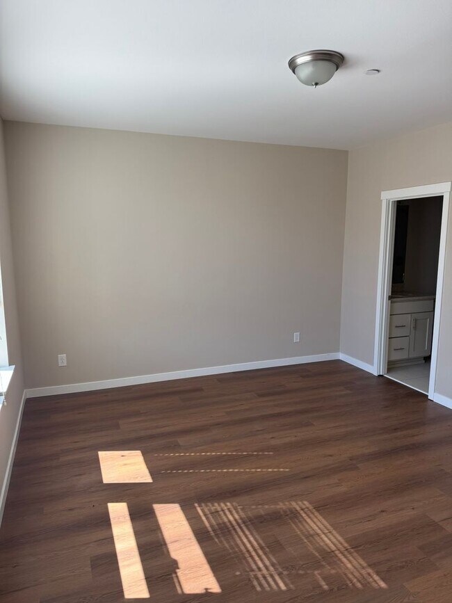 Building Photo - 3bd/2.25ba Lake Forest Park Townhome