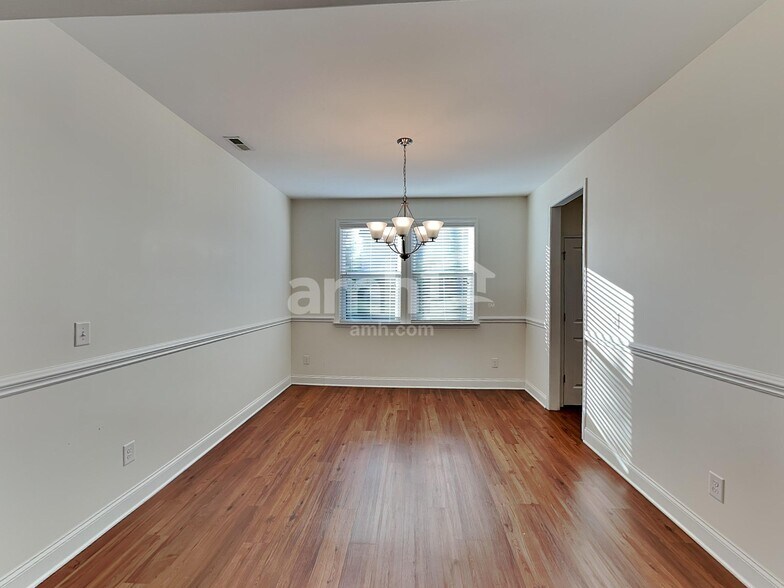 Building Photo - 206 Southfork Ln