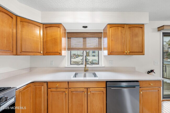 Building Photo - 2230 Bridge Ave