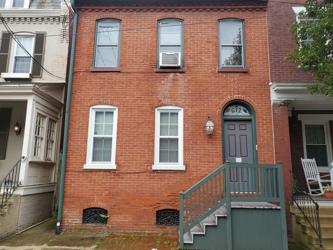 Primary Photo - 612 E Chestnut St