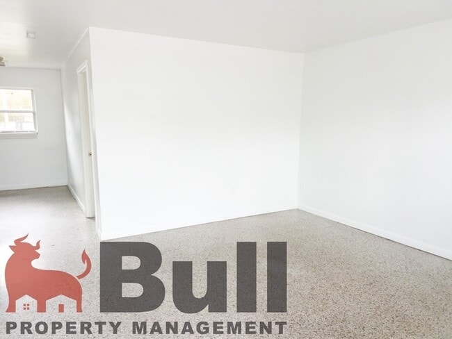 Building Photo - 499 Ruffel St