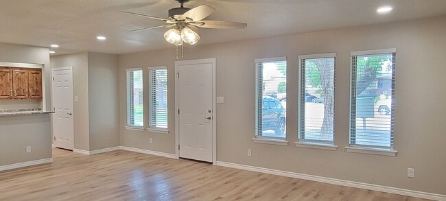 Building Photo - UPDATED COLONIAL PARK CONDO