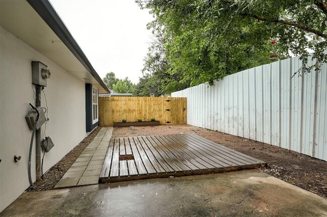 Building Photo - 9009 Lakeaire Dr